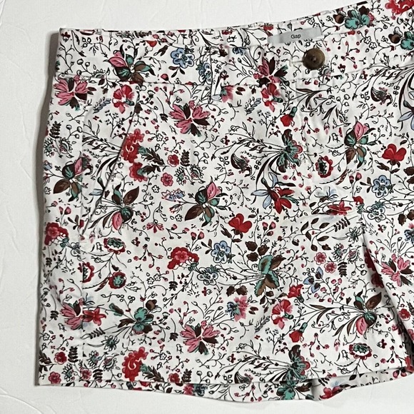 Banana Republic Sunshine White Floral Bermuda Short Size 8, 3.25" leg - Picture 3 of 12